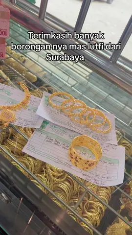Kira kira mas ini borong emas Dubai sebanyak ini buat istri apa ibunya ya ,,,@toko emas sampoerna #pasartanahmerahbangkalan 