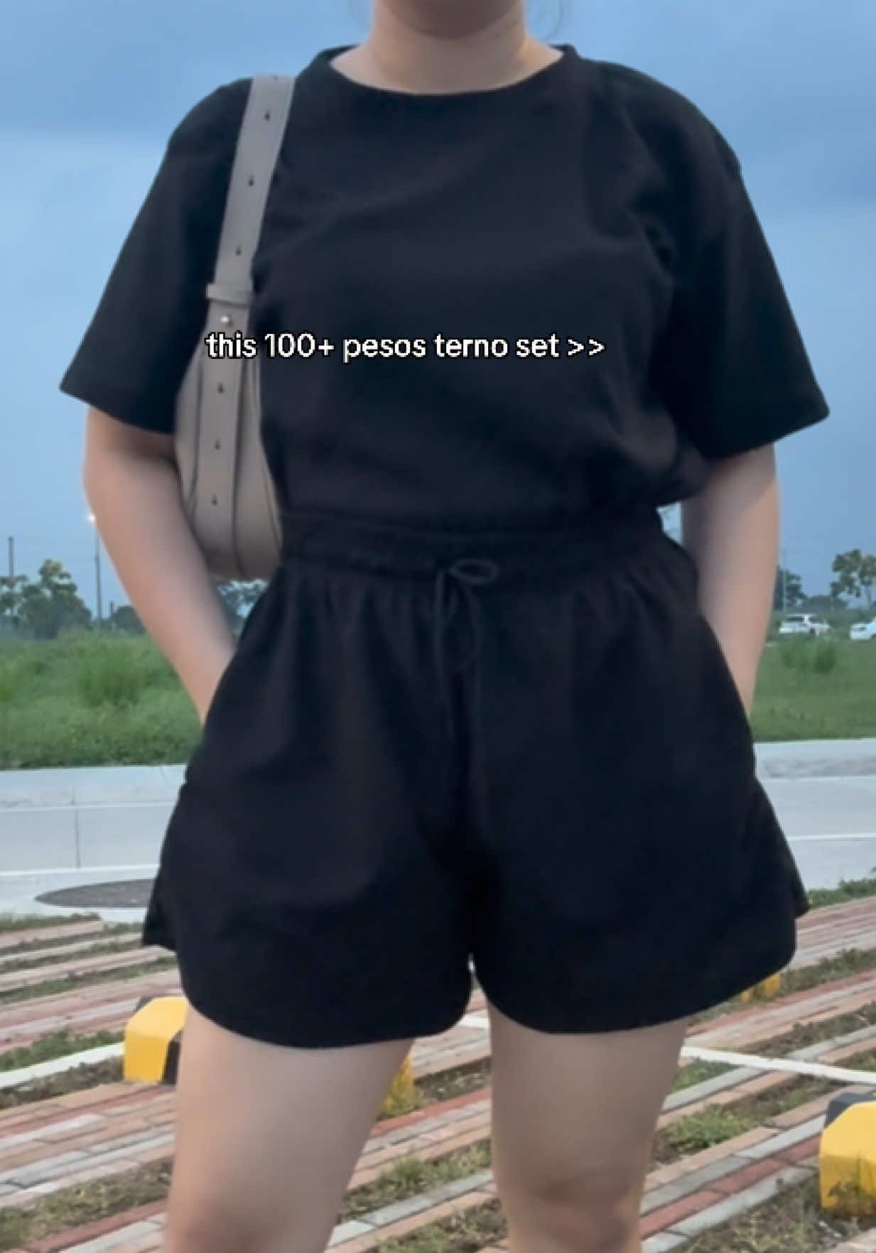 Aakalain mo bang 100+ pesos lang to? Sosyal tignan di ba? Get mo na! 😍🖤 #terno #coords #ternooutfit #coordset #affordablefashion 