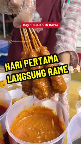 Hari pertama udah banjir pembeli 😍 Alhamdulillah capeknyaaa terbayar lunas 🙌🏻🤗 Buat kamu yang tertarik punya bisnis sempolan nagih kayak gini, yuk gabung kemitraan D'Celup Sempol Ayam! Modalnya mulai dari 4 jutaan aja, lho. Kami sediakan pelatihan dan pembinaan lengkap biar kamu siap jadi pengusaha sukses. Info lengkapnya bisa DM kami atau cek link di bio ya 😍 #kemitraankuliner #ideusaha #masterkulinerindonesia #kulinerkekinian #dcelupsempolayam