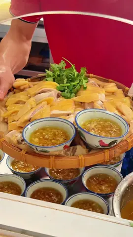 嚟广州必打卡嘅宝藏白切鸡餐厅 📍 地点：荔乡凤（番禺钟村店） 🏠 地址 : 中国广东省广州市番禺区钟韦路70号D座116号  ⏰️ 营业时间：09:30~21:00 ☎️ 电话号码：18124225271 #广州美食 #古法簸箕白切鸡 #捞粉 #荔乡凤 #番禺区钟韦路 