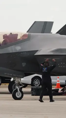 F-35A Lightning II adalah varian F-35 Lightning II, sebuah jet tempur multiguna siluman generasi kelima yang diproduksi oleh Lockheed Martin untuk Angkatan Udara Amerika Serikat dan sekutu NATO. Pesawat ini dirancang untuk misi superioritas udara dan serangan, dengan kemampuan intelijen, pengawasan, dan pengintaian (ISR), serta dilengkapi dengan radar canggih, sensor elektro-optik, dan kemampuan membawa persenjataan internal dan eksternal. #EduTok #masukberandafyp #fyppppppppppppppppppppppp #military 