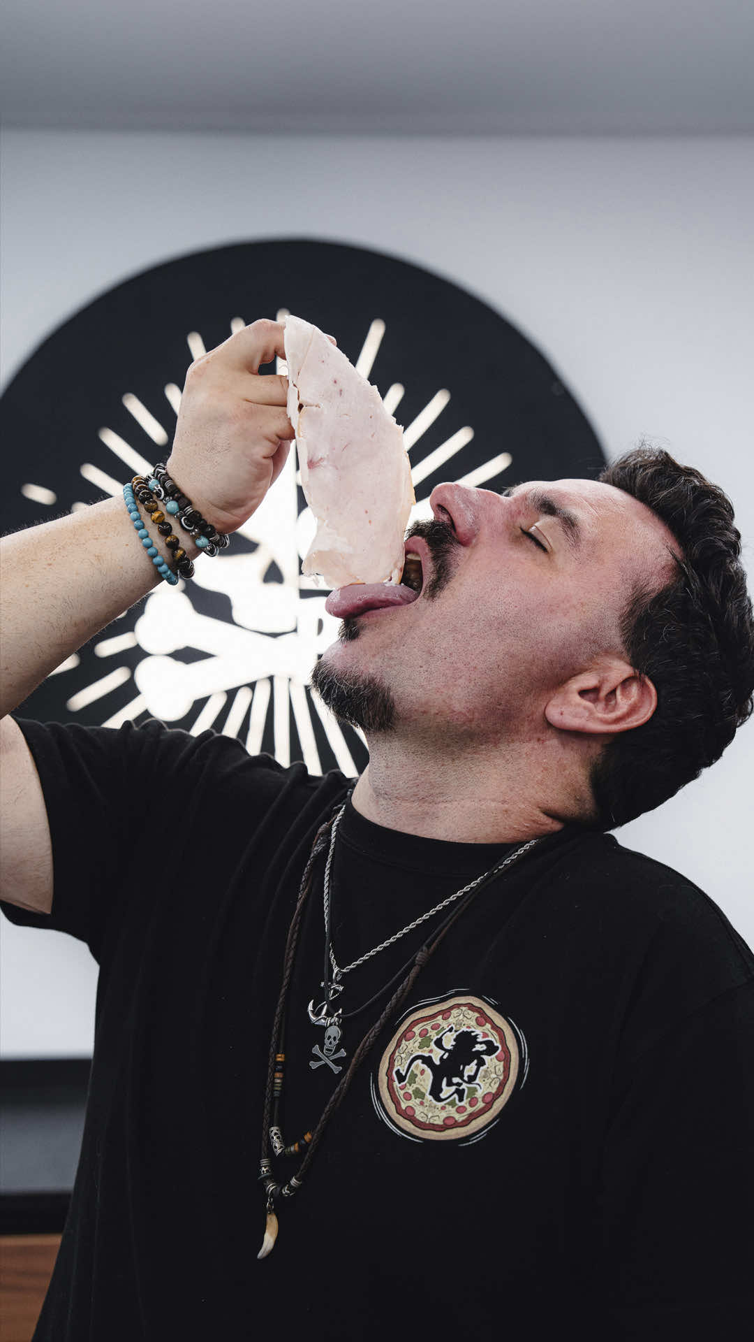 No sé si me ha dado más hambre o más trauma. 🎹 “A Thousand Miles”… versión jamón de pavo 🦃 