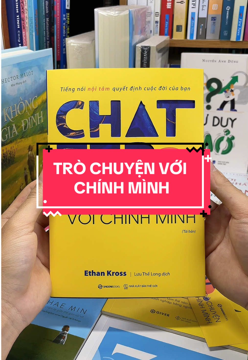 Trò Chuyện Với Chính Mình – Bí Mật Điều Khiển Tiếng Nói Nội Tâm. Bạn có biết, mỗi ngày chúng ta nghe thấy hàng nghìn lời “thì thầm” trong đầu mình? Đa số chúng khiến ta lo lắng, nghi ngờ và tự kìm hãm bản thân. Trong cuốn sách “Trò Chuyện Với Chính Mình”, tác giả Ethan Kross – một chuyên gia tâm lý hàng đầu – sẽ giúp bạn: - Hiểu cách tiếng nói nội tâm đang điều khiển cảm xúc và hành vi. - Biết cách chuyển hóa độc thoại tiêu cực thành sức mạnh thúc đẩy. - Sở hữu công cụ rèn luyện để giữ bình tĩnh, tập trung và quyết đoán trong mọi hoàn cảnh. Nếu bạn từng tự hỏi: “Tại sao mình luôn tự làm khó chính mình?” thì cuốn sách này chính là chìa khóa giải thoát.  Sở hữu cuốn sách ngay hôm nay để biến tiếng nói trong đầu thành trợ thủ, không còn là kẻ thù!#tiemsachbinhyen #sach #sachhay #BookTok #trochuyenvoichinhminh 