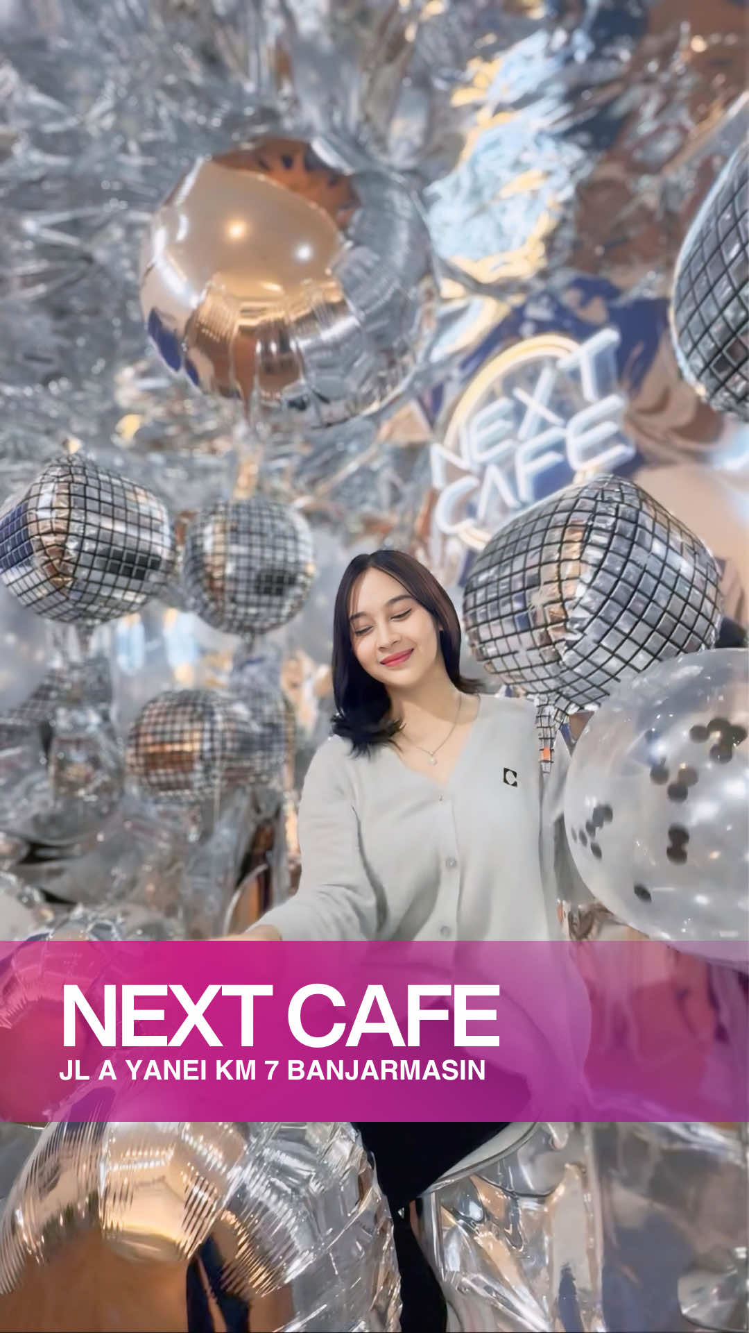🍰 Cafe dengan dessert & snacks manis yang siap nemenin nongkrong. 📸 Photobooth lucu buat abadikan momen bareng temen atau keluarga. 🎉 Ruang serbaguna yang bisa disulap jadi tempat ultah, seminar, yoga/pilates, sampai acara private. 🌇 Dan jangan lupa, view sunset di sini juara banget! @nextcarwash.id  Nyuci mobil jadi nggak sekadar nunggu… tapi berubah jadi quality time. 🌿 #BanjarmasinAsik #CarWashBanjarmasin #NgopiSantai #SunsetBanjarmasin #banjarnyaman 