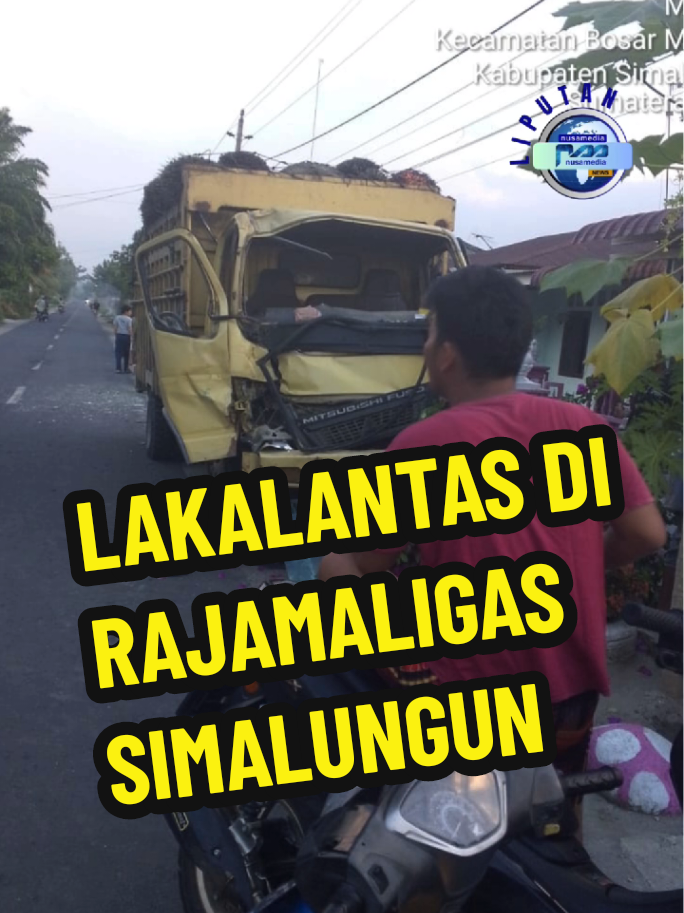 Kecelakaan Lalu Lintas di Rajamaligas, Simalungun: Truk dan Sepeda Motor Bertabrakan Nusamedia - Simalungun, Kecelakaan lalu lintas terjadi di Jalan Besar Rajamaligas, Kecamatan Hutabayu Raja, Kabupaten Simalungun, pada Sabtu sekitar pukul 17.30 WIB. Sebuah truk Coldiesel bermuatan kelapa sawit bertabrakan dengan sepeda motor Vixion yang melaju berlawanan arah. Pengendara sepeda motor berhenti di tepi jalan untuk memperbaiki tas atau barang bawaannya. Saat melihat truk mengarah ke mereka, pengendara sepeda motor spontan melompat ke tepi jalan. Sepeda motor masuk ke kolong depan truk, sementara truk kehilangan kendali dan diduga sopirnya tidak dapat mengontrol arah laju kendaraan dengan baik. Sopir truk dilarikan ke Puskesmas terdekat untuk mendapatkan pertolongan pertama. Pengendara sepeda motor masih dalam kondisi trauma dan tidak dapat diajak berbicara. Kondisi pengendara sepeda motor tidak mengalami luka serius, namun masih dalam penenangan diri di depan rumah warga sambil memulihkan diri dari histeria. Kecelakaan ini menjadi pembelajaran bagi pengendara, baik sopir truk maupun pengendara sepeda motor, untuk lebih berhati-hati saat berkendara. Nusamedia News akan terus memantau perkembangan kasus ini dan memberikan informasi terbaru kepada masyarakat. Nusamedia News Simalungun #nusamedia  #lakalantas #simalungun #fyp  #nusantara 