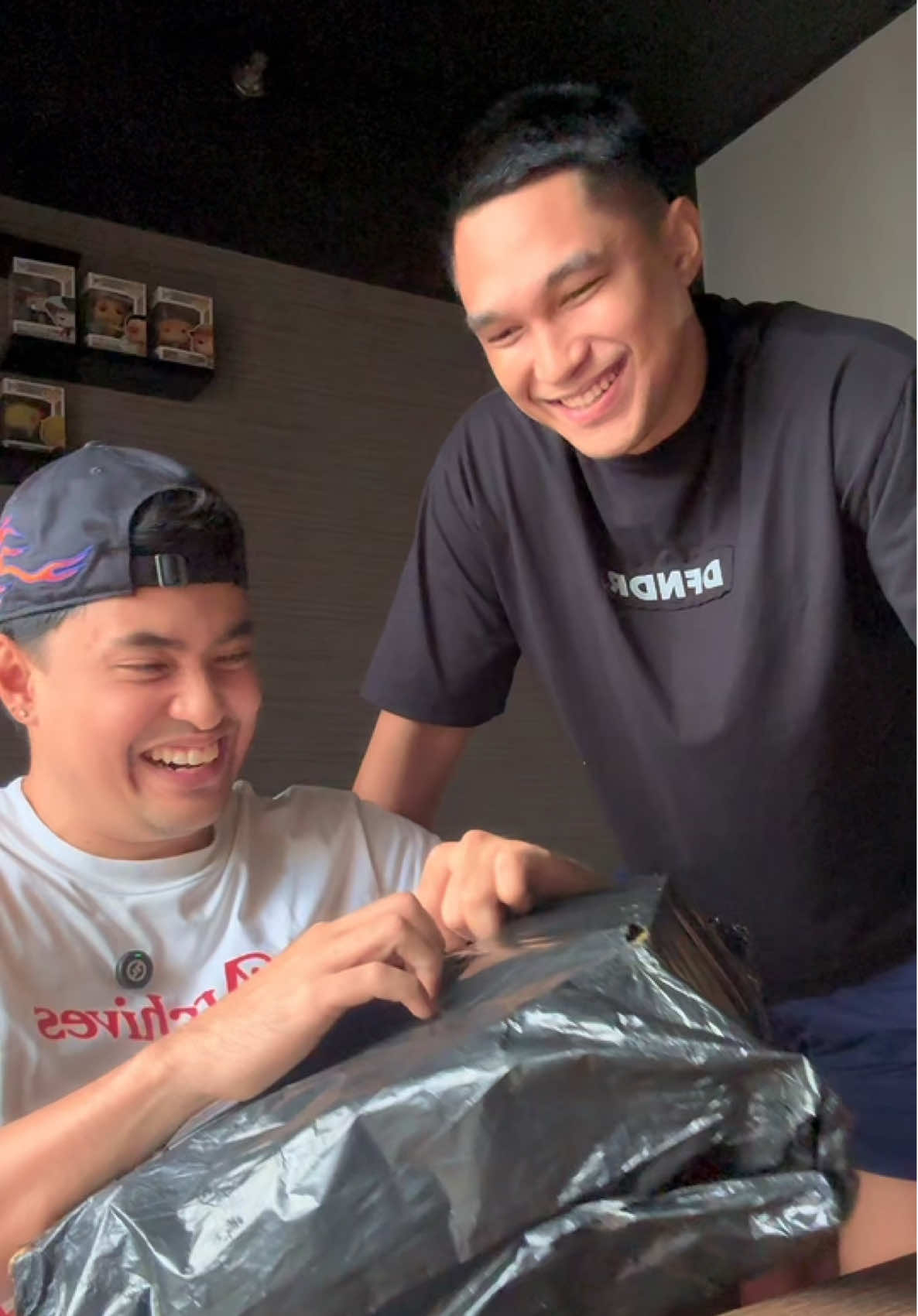 Showed my Anta Kai 2 sa tropa ko dito malalaman kung sino ang real ones 💯 Ang tunay na tropa, hindi naiinggit natutuwa pa sa success mo 🏀👟 Ikaw, tropa mo ba legit? 🤔 @Eduard Zeller III  #AntaKai2 #TunayNaTropa #BasketballLifestyle #SneakerTokPH #broskie 