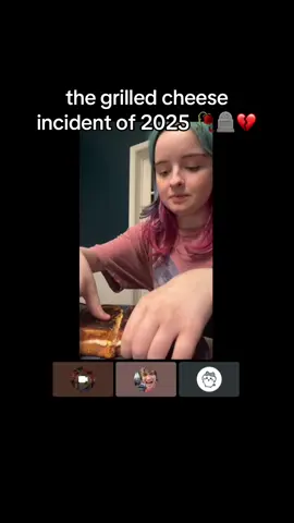 guys I thought the mozzarella would persevere because I didn’t cut through it all the way💔 from a few weeks ago but i was giggling abt it earlier so @maya @lynn #foodtiktok #discord #cooking #fyp #zyxcba 