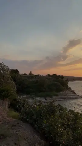 Bəzən elə gəlir ki, qarşılıqsız sevmək insanın özünü yavaş-yavaş içdən yeyən bir dərddir. Mən də sevdim, amma o sevgini geri almadım. Çox şey gözləmədim, sadəcə bir az anlayış, bir az diqqət, bir az da “mən də səni düşünürəm” hissini… amma heç vaxt olmadı. Elə bil ki, səsimi boş bir otaqda qışqırdım, səsim geri əks-səda verdi, amma qarşımda insan yox idi. Qovuşa bilməmək isə başqa bir yaradır. Mənim qəlbimdə ən gözəl xəyallar var idi – birlikdə gəzəcəyimiz yollar, söykənəcəyim çiyin, paylaşacağım günlər. Amma onlar hamısı xəyallarda qaldı. Gecələr gözlərimi yumanda sanki onunla danışıram, gülürəm, amma səhər açılanda həqiqət məni boğur – yanımda o yoxdur, heç vaxt da olmayacaq. Unutmaq asan deyil. İnsan özünə yüz dəfə deyir ki, “artıq bitdi, artıq sevmə,” amma ürək ağıla tabe olmur. Hər mahnıda, hər küçədə, hər yad bir səsdə, hər xatirədə yenə o çıxır qarşına. İstəsən də qaça bilmirsən. Çünki qəlbinin ən gizli küncündə hələ də onun adı yazılıb. Bəzən öz-özümə deyirəm: “Mən niyə bu qədər çox sevdim? Niyə bu qədər dəyər verdim?” Amma sonra anlayıram ki, sevgi günah deyil. Mən sadəcə saf bir ürəklə sevdim, qarşılıq gözləmədən, saf halda. Bəlkə də məni yandıran elə budur – mənim üçün bu qədər böyük olan bir sevgi, onun üçün heç nə olmadı. Qovuşa bilməyənlərin sevgisi heç vaxt bitmir, sadəcə insanın ruhuna qarışır. Mən də o sevgini içimdə daşıyıram – bəzən dua kimi, bəzən yara kimi. Amma bilirəm ki, bu da mənim hekayəmdi, bu da mənim payıma düşən sevgi formasıdır. #kesfet #fyp #repost 