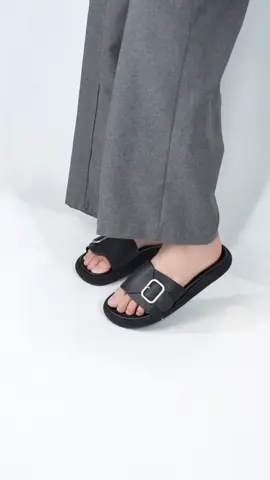In frame : EST 121 👀✨ Available now online & offline 🛒 #discreet #sepatusandal #sandalslipon #wanita #girls #rekomendasi #bandung #fyp #soundviral #brand 