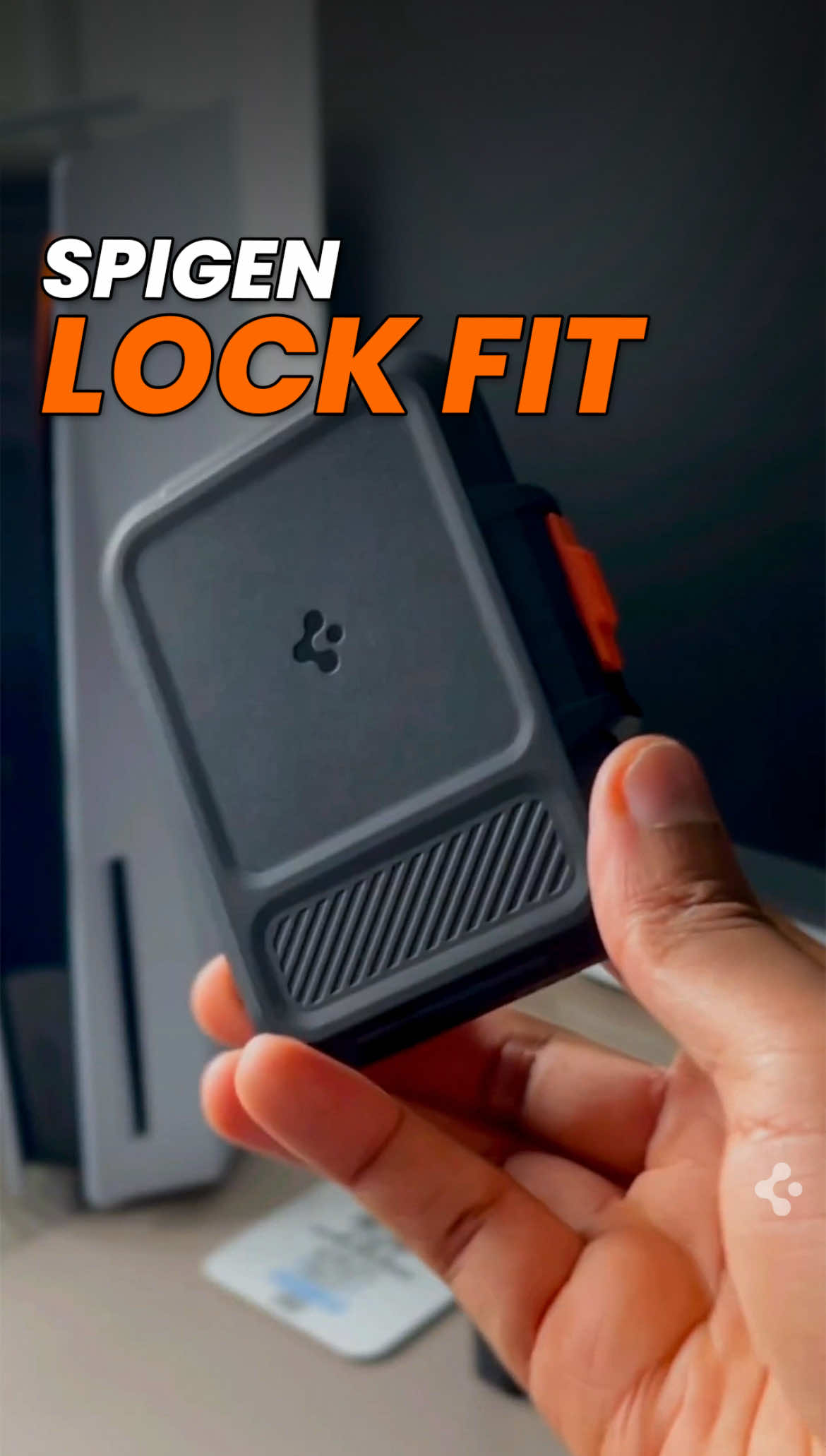 Jaman sekarang mah yang simple-simple aja. Cukup pakek Spigen TinTap buat nyimpen kartu ATM atau uang cash, terus tempelin di belakang HP, gak perlu ngantongin dompet yang bikin risih pantat kamu 🤣