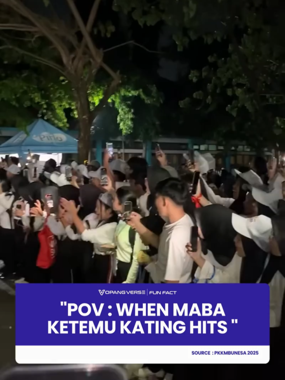 Judul: POV: When Maba Ketemu Kating Hits Momen seru terjadi saat kegiatan PKKMB UNESA 2025, ketika para mahasiswa baru (maba) dibuat heboh dengan kehadiran salah satu kakak tingkat (kating) yang dianggap hits. Suasana langsung pecah dengan sorakan, tepuk tangan, hingga ramai-ramai merekam lewat kamera ponsel. Fenomena ini jadi bukti kalau aura kating tertentu bisa bikin geger satu angkatan baru. #Opangverse #UNESA #Maba2025 #PKKMB #KatingHits 