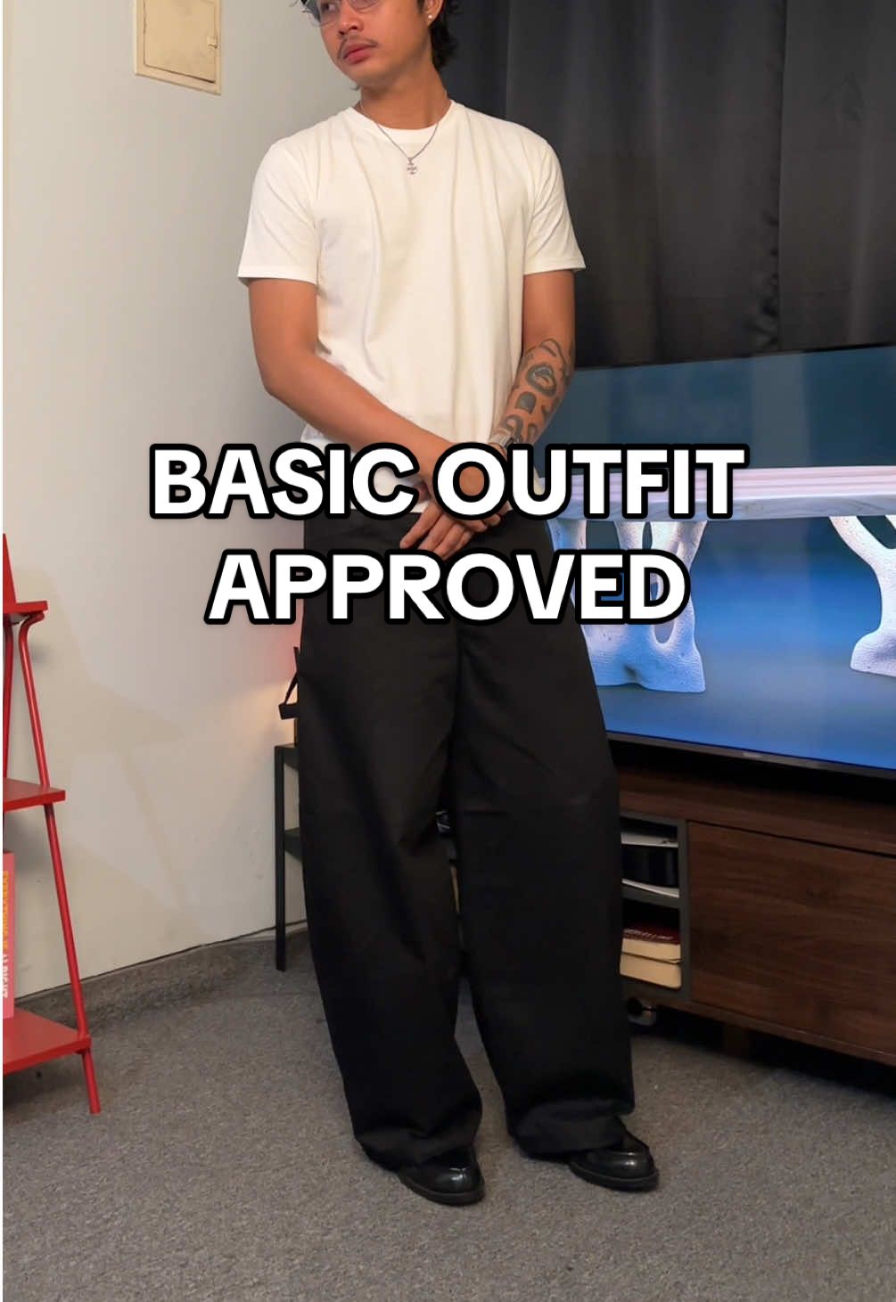 Fitted tee + wide baggy black 👌🏻👌🏻 #fittedtee #muscletee #baggypants #cleanoutfits 