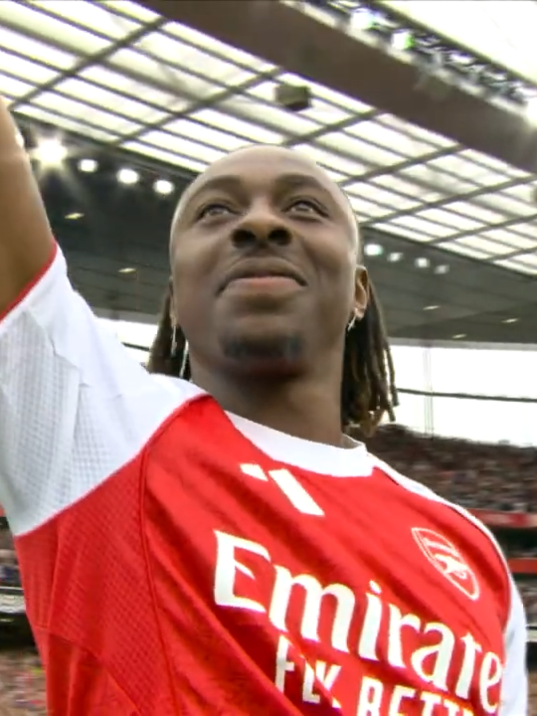 Eberechi Eze is unveiled to Arsenal fans at Emirates stadium ahead of their game against Leeds.🔴 #eze #arsenal #PremierLeague