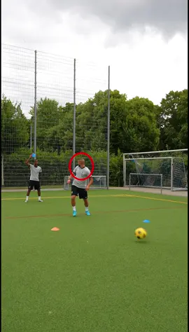 🔴🔵 Orientierung ist alles! ⚽️🧠 In unserem neuen Video zeigen wir dir, wie du deine Rundum-Orientierung im Spiel trainieren kannst – mit einem einfachen, aber effektiven Trick: 📍 Zwei Hütchen – rot & blau – werden von deinem Mitspieler kurz hochgehalten, während du den Ball bekommst. 🎯 Deine Aufgabe: Sofort wahrnehmen, welches Hütchen gezeigt wurde – und entsprechend schnell reagieren! ✅ So lernst du: 👀 ständig über die Schulter zu schauen 🎮 das Spiel hinter deinem Rücken zu lesen ⚡️ Entscheidungen noch bevor der Ball kommt zu treffen Warum das wichtig ist? 💡 Wer sich rechtzeitig orientiert, erkennt Räume, Gegner & Optionen schneller als alle anderen. Das ist der Schlüssel zu mehr Tempo, mehr Kontrolle – und einem Schritt voraus zu sein. 🎥 Schau dir das Video an & trainier deine Spielintelligenz! #Fußballschule #Orientierung #Spielintelligenz #TechnikTraining #360GradBlick   