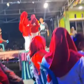 Mumpung masih panas 🔥🔥 Mak mak group geccoh💃💃💃 Dalam rangka Hut RI ke-80  Dusun batu balai Lansautan . . . #hutriyangke80  #karaukesambunglirik #creatorsearchinsights #merakbelantung  #kaliandalampungselatan 