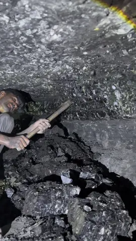 Black diamond coal mining ⛏️  #diamondmining #hiddentreasure #goldmining #coamining #usa @tiktok creators 