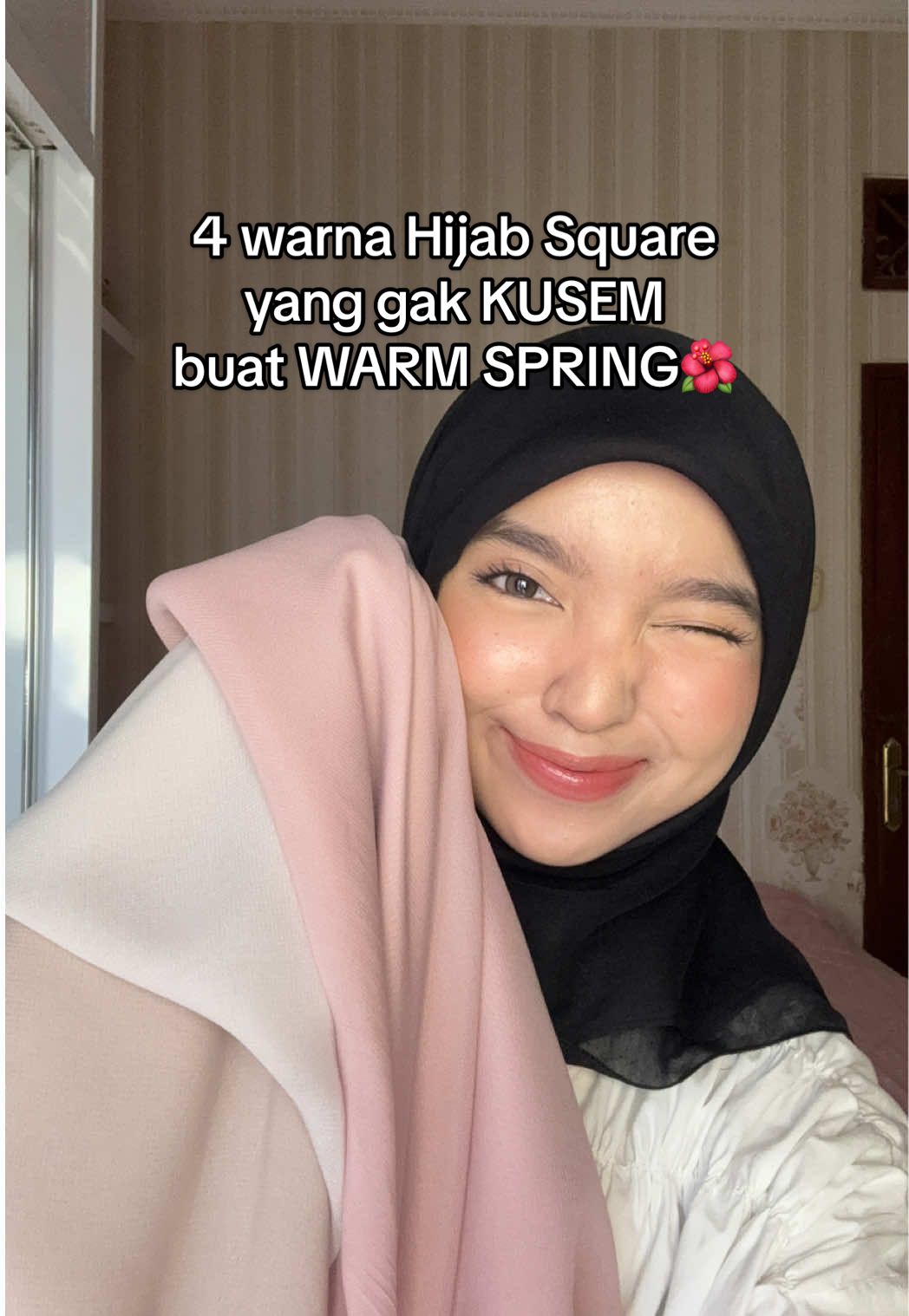 Replying to @mist UDAH TAHAP NERIMA kurang cocok pake hijab warna gelap apalagi item😭❌ Jadi sekarang cari hijab yang light to medium, ada warm nya☀️ ATAU minimal neutral (gak kebiruan/cool) Brand hijab square nya udah sekalian aku spill diakhir ya!!🌺 SAVE DULU buat belanja pas gajian guys!!😍 #personalcolor #warmspring #rekomendasihijab #ootdhijab #bellasquare 