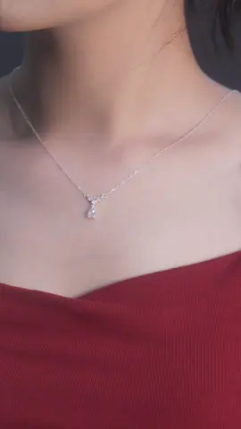 Dịu dàng như giọt sương mai, dây chuyền giọt nước D0129 mang lại nét nữ tính và tinh tế cho nàng 💕 #daychuyenbactlee #lactaybactlee #trangsuc #khuyentaibactlee #tleejewelry 