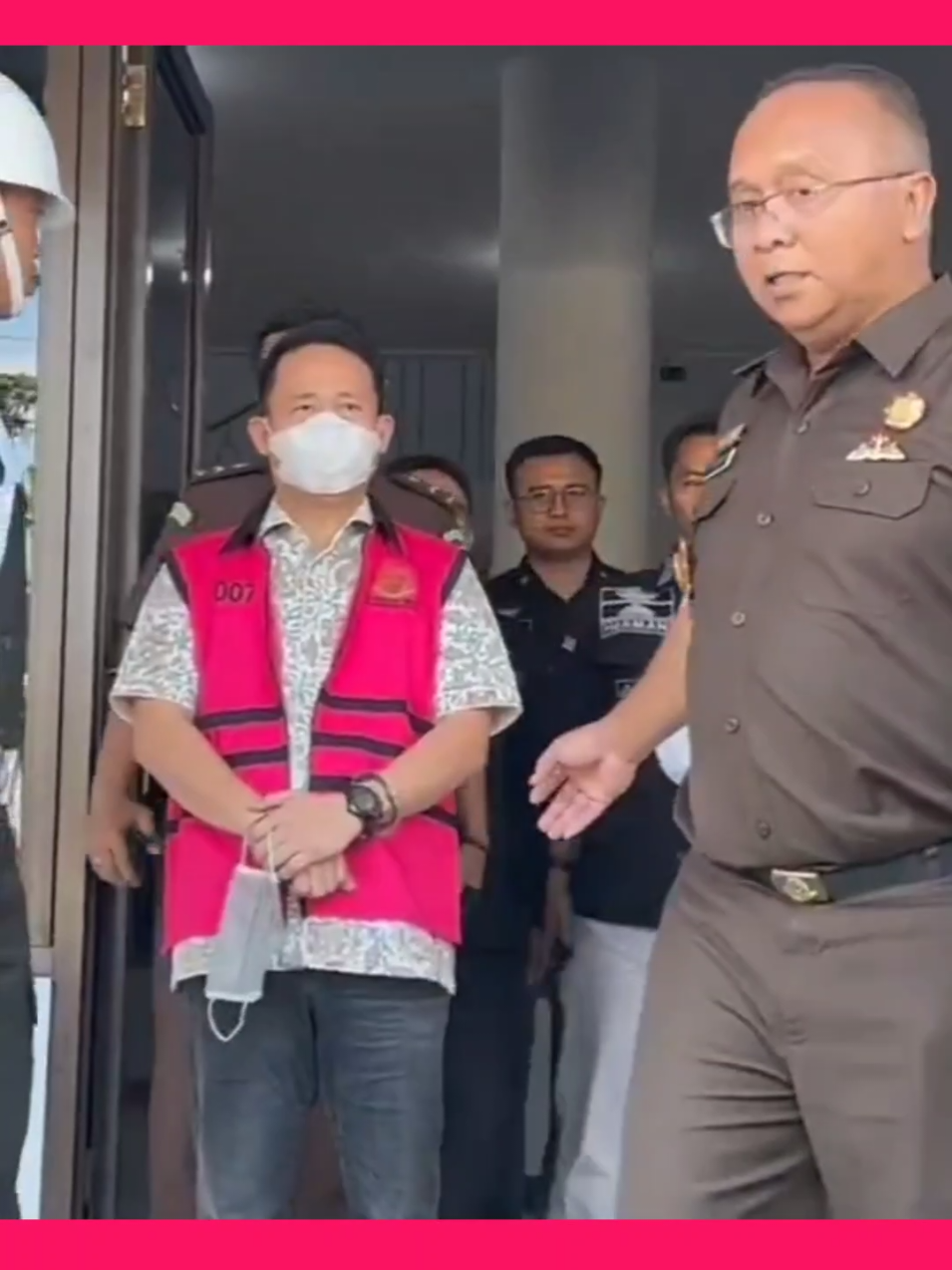 Berdasarkan hasil penyidikan aparat penegak hukum, proyek yang menelan anggaran miliaran rupiah itu diduga kuat dikendalikan langsung oleh sang Ketua DPW PSI. Dari hasil audit dan perhitungan kerugian negara, nilai kerugian mencapai sekitar Rp1,5 miliar. Menurut keterangan sumber internal aparat penegak hukum, sang Ketua DPW PSI Kaltara berperan tidak hanya sebagai penghubung politik, melainkan juga sebagai pengendali teknis lapangan dalam proses tender hingga pelaksanaan proyek. Dugaan praktik mark-up anggaran, pengaturan pemenang proyek, hingga laporan fiktif menjadi modus utama yang dimainkan. #novir007 #murtadhaone1 