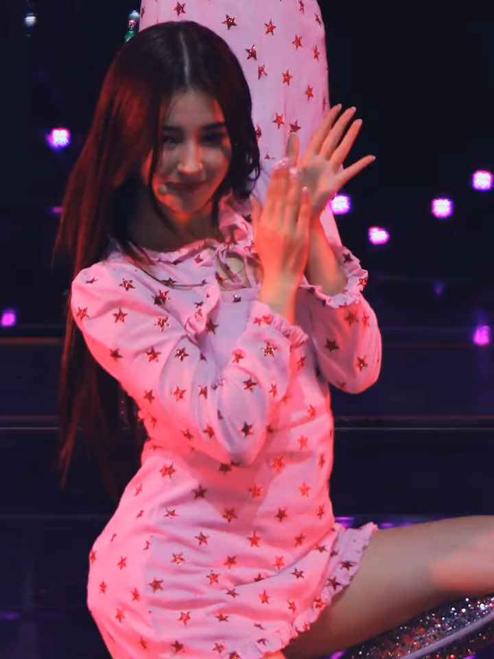 Thumbs Up #모모랜드 𝕄𝕠𝕞𝕠𝕝𝕒𝕟𝕕 #Momoland #Yeonwoo #이다빈 #Ahin #이아인 #Hyebin #이혜빈 #Jane #성지연 #Nancy #낸시 #JooE #이주한 #Nayun #김나윤 #Daisy #데이지 #Taeha #김태하