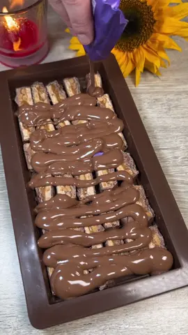 Are there any Snickers fans? 😍 Imagine Snickers… but with a Dubai twist 🥹 I present you homemade Snickers Dubai chocolate 😍🍫🔥 #snickersdubaichocolate #snickerschocolate #dubaichocolate #makingchocolate #chocolatemakingasmr