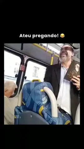 Imagina pegar o bus e ganhar uma pregação dessas 🤯😂 Não é o diabo… é só a sua vontade de fazer besteira mesmo 👀 👉 E aí, você concorda ou sencorda? Marca aquele amigo que sempre bota a culpa no capeta 👇🔥 #HumorBR #VideoEngraçado #FilosofiaDeBusão #SóVerdades #PraRir