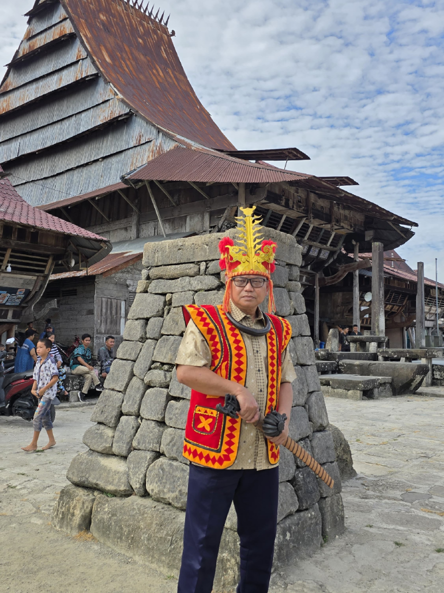 Tahukah Anda kalau Lompat Batu atau Fahombo Batu di Nias Selatan pada mulanya adalah sebuah ajang untuk membuktikan kedewasaan dan keberanian seorang lelaki. Tradisi ini awalnya terkait dengan pelatihan prajurit untuk menyerbu benteng musuh. Tapi kini sudah  menjadi atraksi budaya yang menarik wisatawan, terutama di Desa Bawomataluo, Nias Selatan @RRI @rrigunungsitoli @RRI Programa 3 #lompatbatunias #bawomataluovillage #myradiojourney #tetapsemangat #semangatmenolakmenyerah 