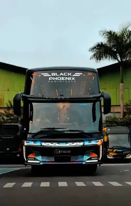 New bus R25 Utrans 👀 #phoenixblack #newarmada #karoseri #r25 #viral  #po#utrans#sasis#volvob11r450hp #ASN #buspariwisata #maniabus 
