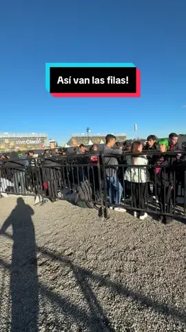 Reporte de filas a las 7 de la mañana en VIP y Preferencial, en la 26 casi 180 personas y en la 53 unas 150 personas, en la puerta 7 tenemos 15 personas ¿a qué hora van a llegar? #greenday #viveclaro #greendayfans 