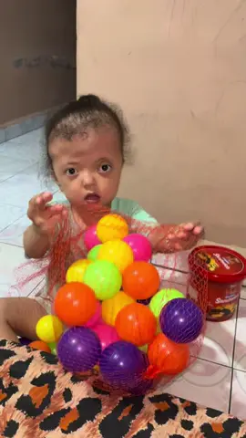 Jika bisa rasa sakitnya diganti aku org pertama yg bakalan maju duluan buat gantiin dia. Gak tau kenapa bahkan sampai sekarangpun aku suka nangis sendiri kalau liat dia, rasa cemas dan takut yg begitu besar untuknya. Terlalu overthinking mikirin masa depannya, terlalu takut nanti dia bakalan dibully sama teman-temannya. Tapi aku selaly berdoa semoga Allah selalu melindungi dan menjaga dimana pun dia berada🤲🏻🥹#apertsyndrome #specialneeds #anaksurga #anakhebat #fypage 