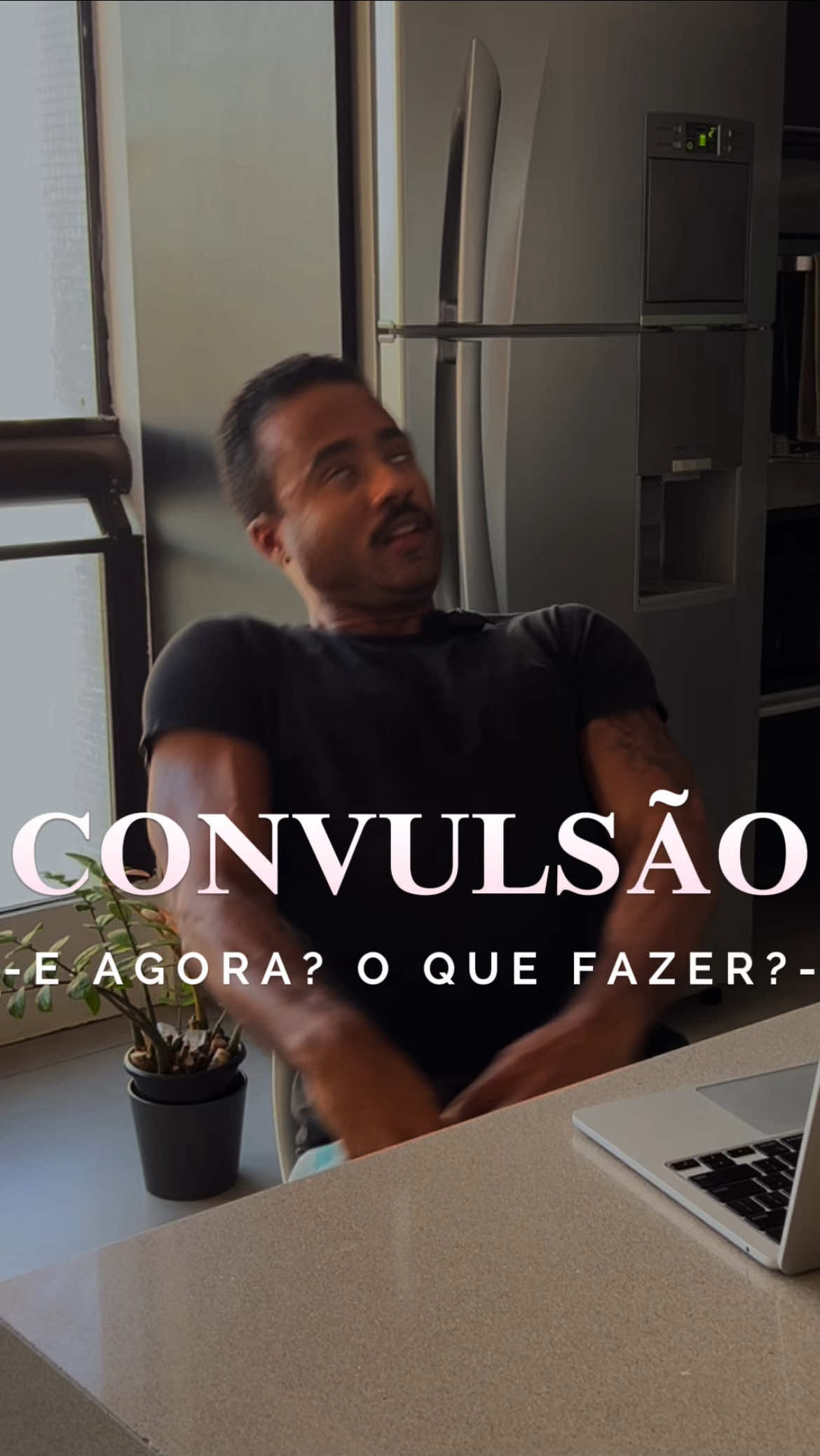 Seu filho tá jogando no computador e, de repente, trava. Os olhos reviram. O corpo endurece. Começa a se debater. Isso é uma crise convulsiva. A maioria das pessoas entra em pânico. Tenta segurar, colocar algo na boca, dar água… E tudo isso pode agravar ainda mais a situação. Neste vídeo eu te ensino exatamente o que fazer, o que NUNCA fazer e como proteger a vida de alguém nesse momento crítico. Porque você não precisa ser da área da saúde pra salvar uma vida. Salva esse vídeo. Compartilha com quem você ama. E me segue pra aprender mais.
