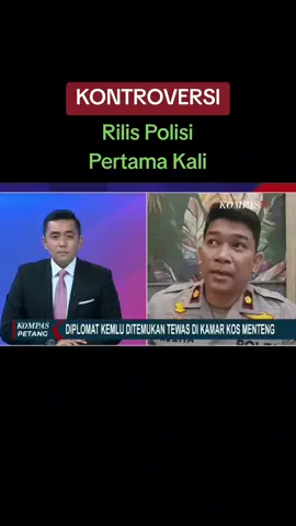 KONTROVERSI: Kapolsek Menteng Kompol Rezha Rahadian menjadi sumber pertama polisi yang menjelaskan uraian kasus Diplomat Arya. Poin keterangannya belakangan terbantahkan, diantaranya: 1. Siswanto mengaku tidak bertemu dengan ADP. 2. Posisi ADP ada di waktu yang sama, di dua lokasi sekaligus. 3. Barang korban yang disebutnya tidak hilang, ternyata hilang (HP). 4. Penjelasan ada beberapa dompet di kamar ADP. 5. Tidak ada luka, belakangan diketahui ada beberapa luka lebam dan biru di kuku ADP. #aryadarupangayunan  #diplomatarya  #poldametrojaya  #mabespolri #diluartv 