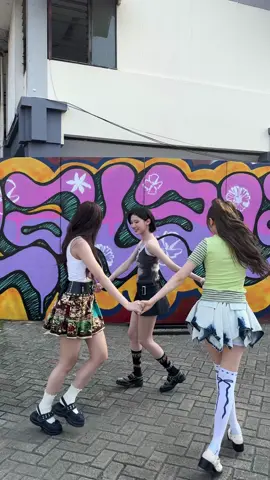 I am so happy right now #Hearts2Hearts #하츠투하츠 #CARMEN #JIWOO #YE_ON 