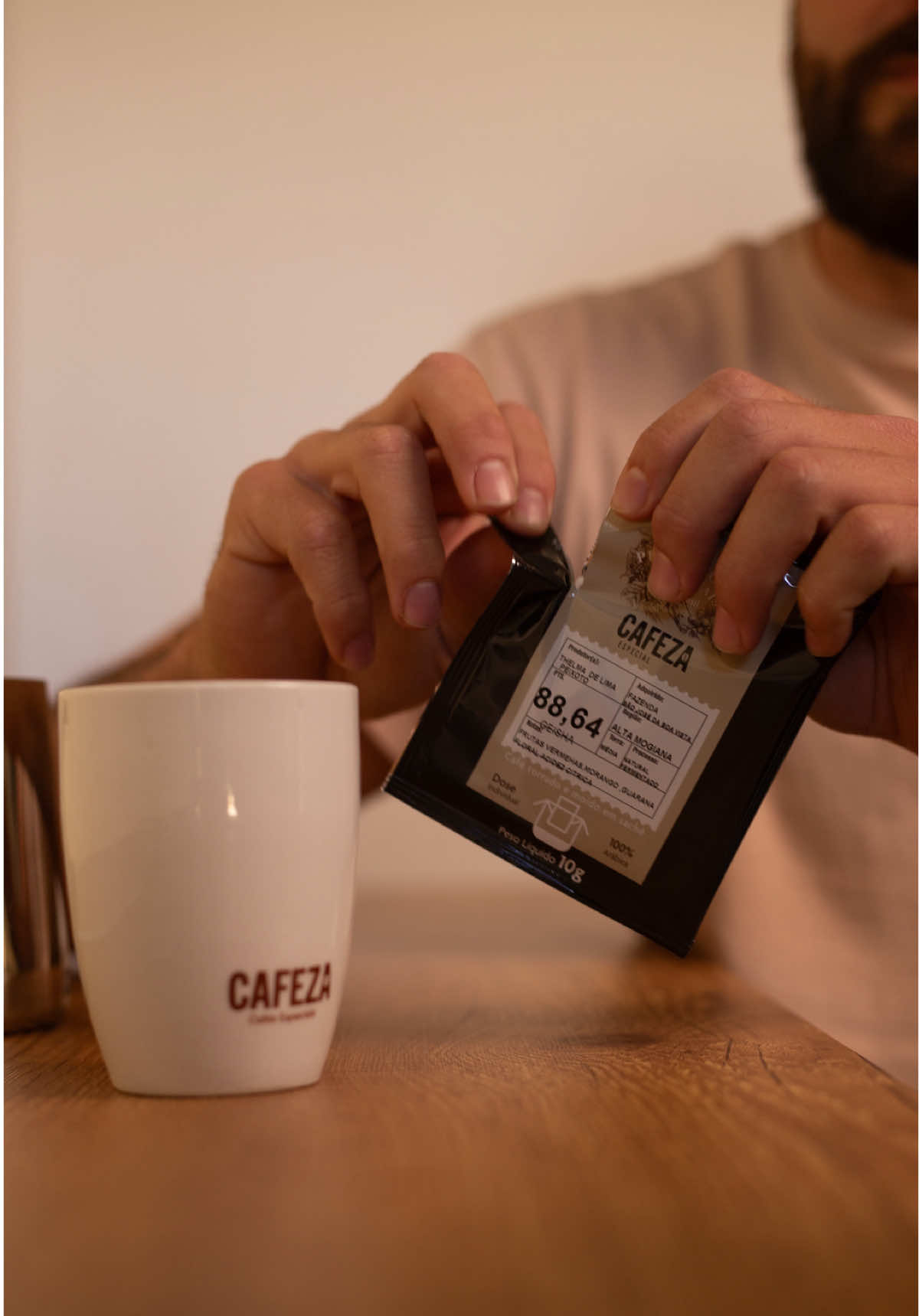 Esse é o drip preferido do Alex, já descobriu o seu? Ele tem notas que despertam os sentidos, e são facilmente identificáveis. Você pode provar este e outros cafés montando sua caixa no nosso site. Descubra o seu favorito também em: cafeza.com.br 🌐