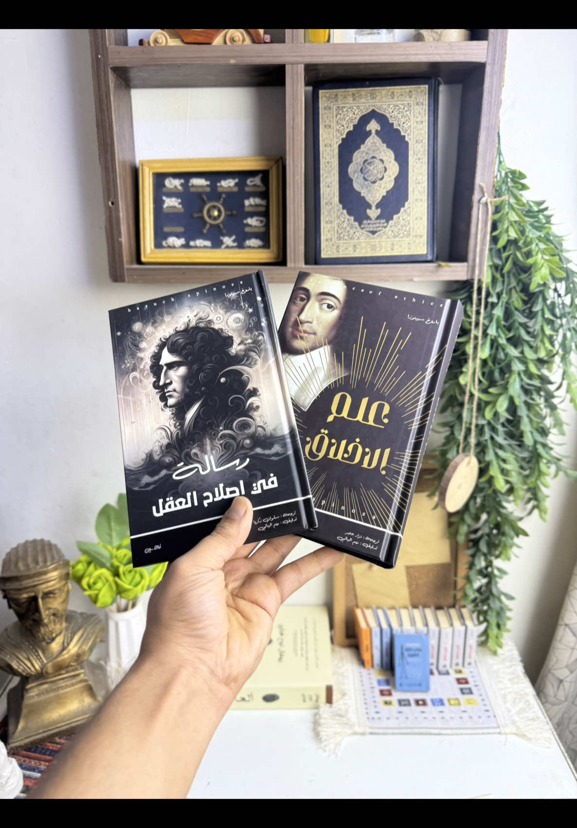 ✦ باروخ سبينوزا (1632–1677) الفيلسوف الذي طُرد من قومه لأنه اختار أن يكون وفيًّا للحقيقة أكثر من الطاعة. رأى أن الله هو الطبيعة، وأن الحرية ليست انفلاتًا بل فهمًا عميقًا للضرورة التي تحكم كل شيء. من آثاره التي هزّت الفكر: 	•	علم الأخلاق: رحلة من أسر الانفعالات إلى سكينة العقل. 	•	رسالة في إصلاح العقل: محاولة لصقل الفكر حتى يلمس اليقين #سبينوزا #فلسفة #الفلسفة #فلاسفة #الفيلسوف 