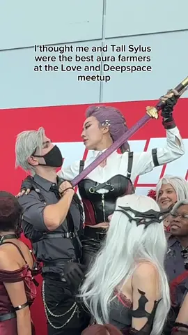 The way he grabbed her hair and cupped her chin 😳😳😳😳😳 @Stacii Lane #loveanddeepspace #animenyc #sylus 