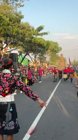 Karnaval dengan konsep Methil. Tradisi methil adalah ritual petani Jawa untuk mengungkapkan rasa syukur kepada Tuhan dan memohon berkah menjelang panen padi. Tradisi ini umumnya dilakukan dengan menyajikan sesaji berupa makanan di sawah, seperti nasi, ingkung ayam, dan lauk-pauk lainnya, sebagai wujud rasa terima kasih kepada Dewi Sri (dewi kesuburan) dan untuk memohon keselamatan serta hasil panen yang melimpah.  #methil #methilpari #methik #methikpari #tradisijawa