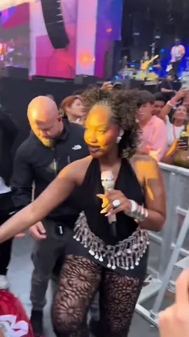 The artist Tems flirted with a fan during her concert.