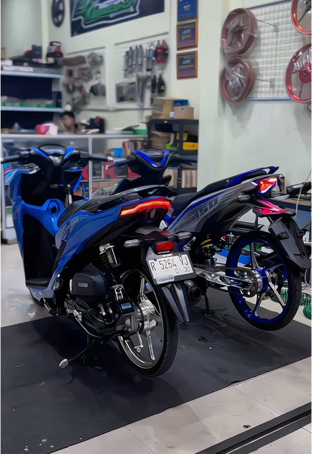 yakin gamau biru 🫦@RMT MOTOR & SPEEDSHOP #Wink #vario #fyp #vavarioan #variomodifikasi #modificationdailyuse #penggunaring17 #varioring17 #mxking150 #mx #mxking 