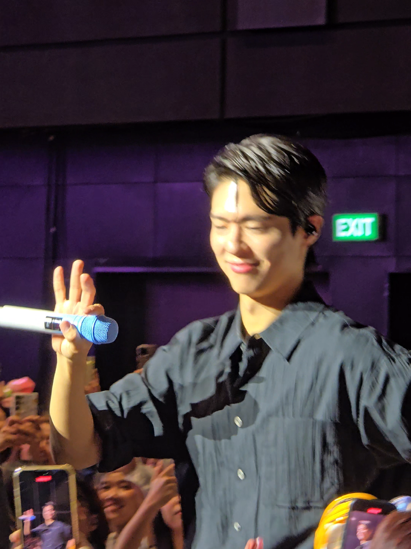 เดินมาหาแฟนคลับตั้ง 2 เพลง 🩵 #PARKBOGUM #พัคโบกอม #박보검  #BEWITHYOU #BEWITHYOUinBKK   