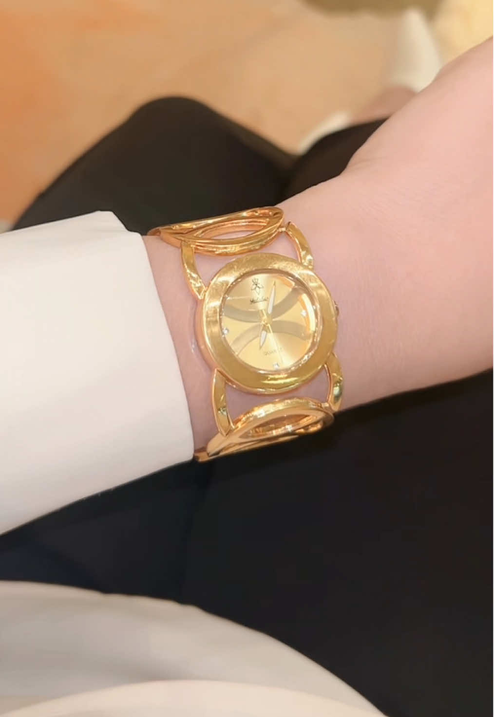 New Women's Watch Stainless Steel Bracelet Watch Instagram Simple And Luxury Women's Quartz Watch. #womenswatch #watch #elegantwatch #affordablewatch #bestgift 