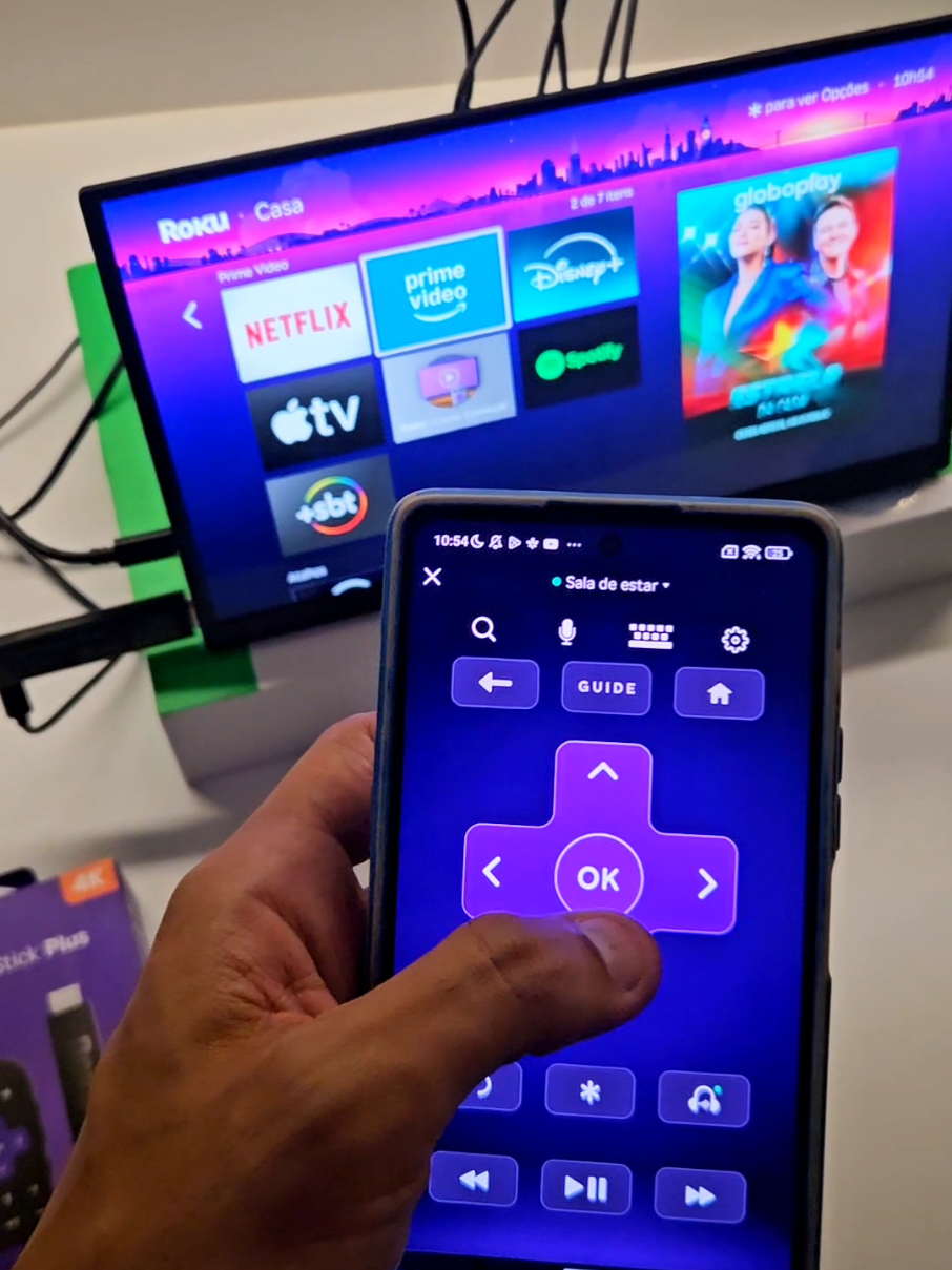 Respondendo a @jorge.dejorge Esse é o novo Roku Streaming Stick. Transforma sua TV antiga ou projetor em Smart, com todos os apps de vídeos, filmes e séries. Agora com um design compacto, processador mais rápido e melhor desempenho, somado ao acesso instantâneo a dezenas de canais de TV ao vivo grátis e milhares de apps de streaming gratuitos e pagos. #Roku #RokuBrasil #LançamentoRoku #Streaming #SmartTV #RokuStreamingStick #4K #TVStick #Tech 