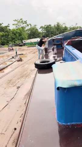 Combo quần rách với tổ ong gần rách là biết cuộc sống vất vả rồi không cần kể 😄#tau #tauthuyenmienbac #cuocsong 