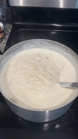 ✨ No sé a ustedes… pero a mí el arroz con leche me recuerda a mi abuela ❤️ Ya ella no está conmigo, pero su recuerdo vive en cada receta que con amor nos preparaba. Este delicioso arroz con leche lleva: 🍚 2 tazas de arroz 💧 4 tazas de agua 🥛 500 g de leche en polvo 🍬 250 g de azúcar 🌸 Clavitos de olor Primero cocino el arroz con agua y clavitos hasta que quede al dente, no masacote 😉. Aparte bato la leche con media taza de agua y el azúcar, lo agrego al arroz, revuelvo, dejo hervir y apago. Un postrecito sencillo… pero lleno de recuerdos, amor y tradición ✨💞🍚 #recetas #arrozconleche #postre #venezuela #tradicion 