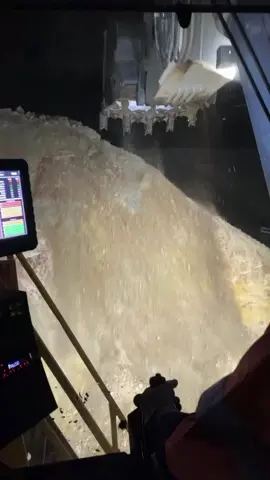 It turns out that this is what the conditions inside the Liebherr R9800 excavator cabin are like.#fypシ゚ #fyppppppppppppppppppppppp #fypage #fypviralシ゚  #liebherrr9800 