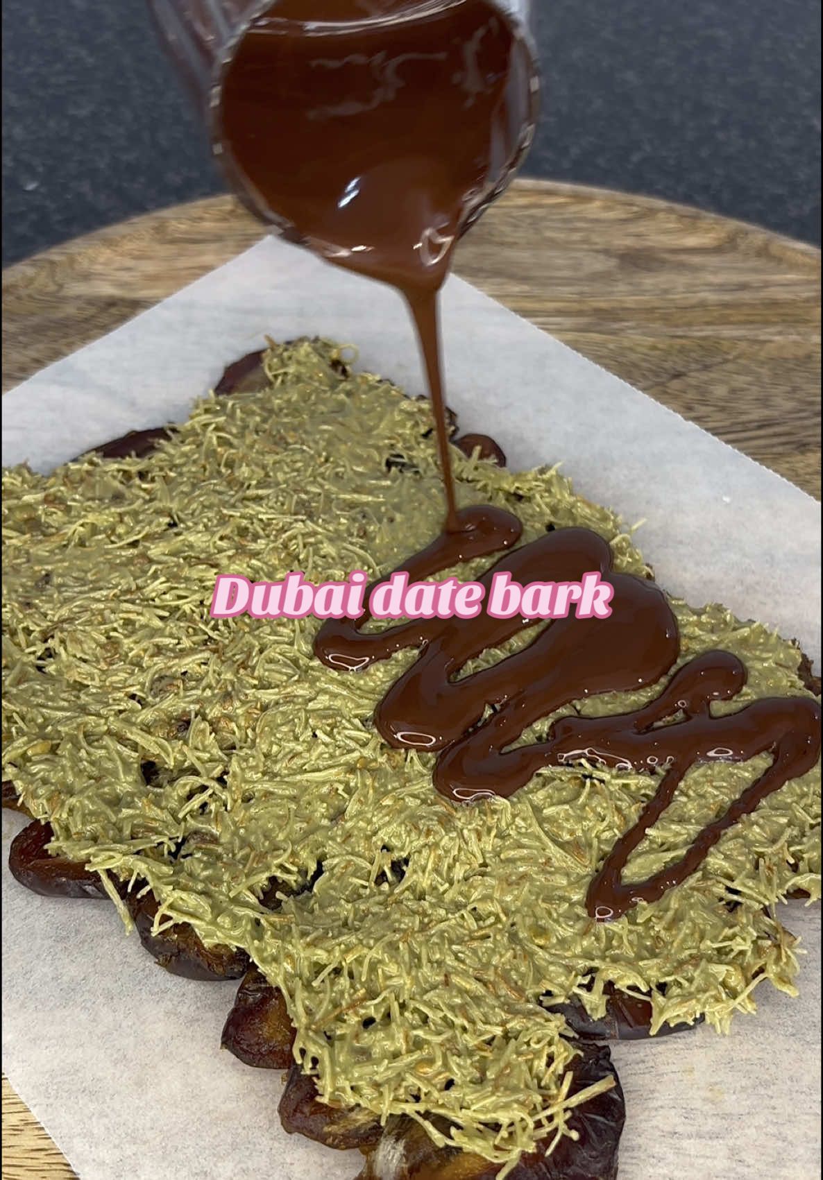 Deze Dubai date bark is me er ook wel weer een hoor pfff zo lekker #anniekookt #dubaitrend #dubaichoclate #dubaibark #etenoptiktok #FoodTok #lekkereten #pistachio 