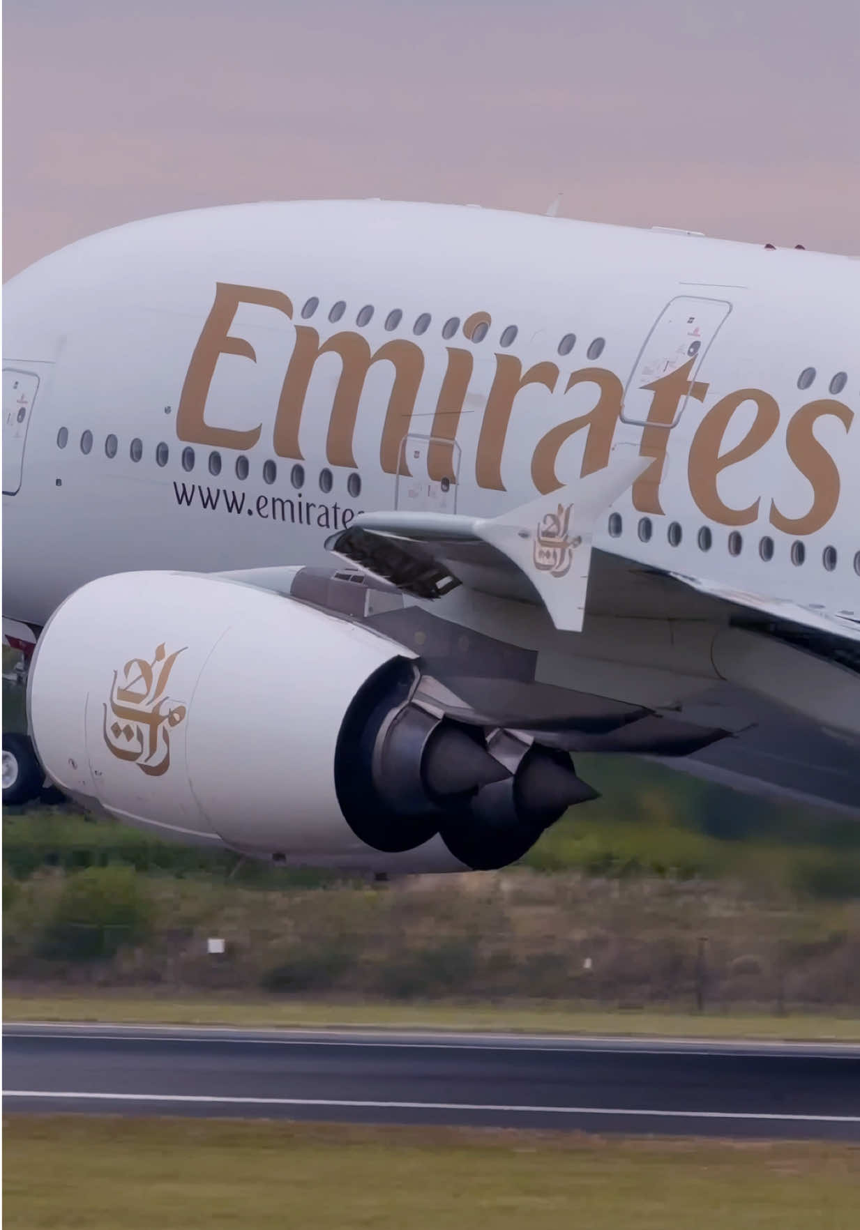 @Emirates 🇦🇪 Airbus A380 makes a majestical takeoff displaying its magnificent super jumbo structure! #airbusa380 #emirates #airport #holidays #pilot 
