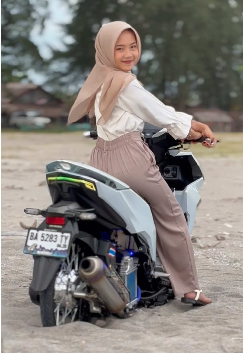 Orang cinematic di kolam kita di pantai aja bareng cewek🤪😄#vario #ogahjinjit #ring17style #pantai #viralvideo #fyp 