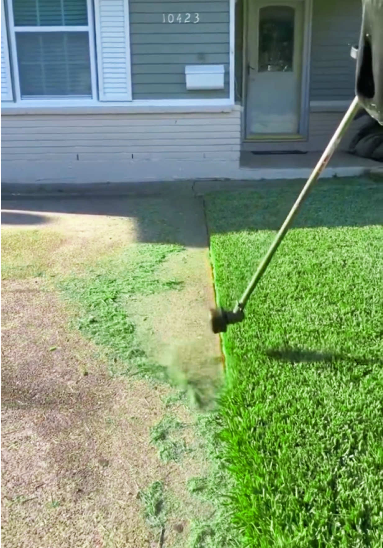 DON’T ever STRAIGHT EDGE towards the HOUSE when MOWING lawns! #lawncare #fyp #chillinos #lawntok 