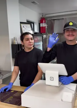 El cliente siempre tiene la razón… pero tampoco se pasen 😂🍔 #PepperHola #CustomerService #AtencionAlCliente #RestaurantHumor #FunnyReels     